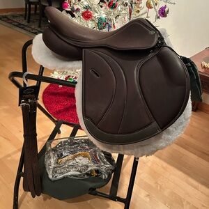 17” XCH jump saddle wool flocked
